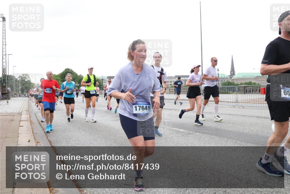 29.06.2025 - hella hamburg halbmarathon Lena Gebhardt http://msf.ph/oto/8417439 29.06.2025 10:51:58 Lombardsbrücke 18780, 11268, 111, 7871, 17641, 60, 1418, 1978, 1997, 2308, 2593, 2736, 2778, 3038, 3240, 3991, 4087, 4273, 4436, 4598, 4606, 4748, 4808, 5062, 5262, 5291, 5534, 5716, 5717, 6007, 6403, 6404, 6406, 6456, 6604, 6885, 6945, 6947, 6954, 6985, 7682, 7691, 7841, 7992, 8125, 8194, 8196, 8250, 8251, 8399, 8621, 9220, 9340, 9460, 9462, 9590, 9594, 9673, 9730, 10342, 10496, 10521, 10533, 10673, 10693, 10830, 11101, 11126, 11127, 11375, 11875, 12065 meine-sportfotos.de