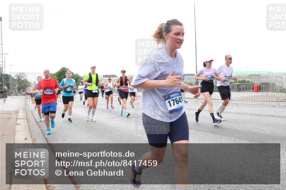 29.06.2025 - hella hamburg halbmarathon Lena Gebhardt http://msf.ph/oto/8417459 29.06.2025 10:51:59 Lombardsbrücke 1126, 9590, 18780, 787, 9220, 17641, 3151, 3152, 1418, 1978, 1997, 2308, 2593, 2736, 2778, 3038, 3240, 3991, 4087, 4273, 4436, 4598, 4606, 4748, 5062, 5262, 5291, 5534, 5716, 5717, 6007, 6403, 6404, 6406, 6456, 6604, 6885, 6945, 6947, 6954, 6985, 7682, 7691, 7841, 7992, 8125, 8194, 8196, 8250, 8251, 8399, 8621, 9220, 9340, 9368, 9460, 9462, 9590, 9594, 9673, 9730, 10342, 10496, 10521, 10533, 10673, 10693, 10830, 11101, 11126, 11127, 11375, 11875, 12065 meine-sportfotos.de