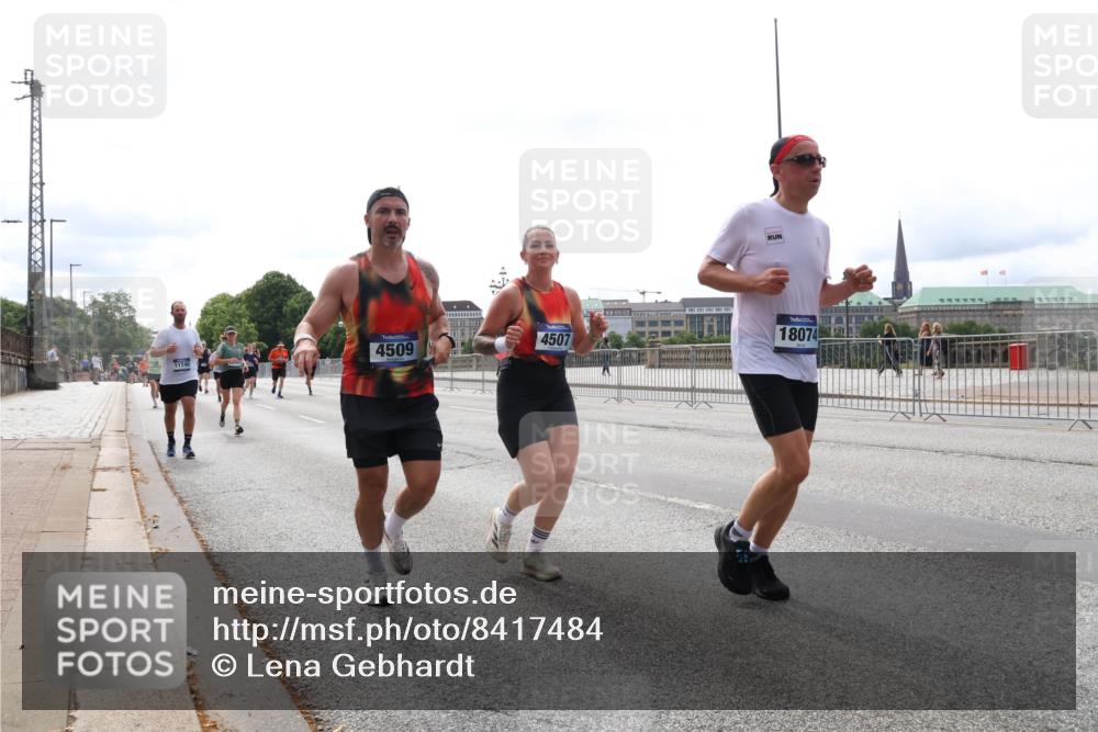 29.06.2025 - hella hamburg halbmarathon Lena Gebhardt http://msf.ph/oto/8417484 29.06.2025 10:26:56 Lombardsbrücke 11740, 4509, 4507, 18074, 1530, 1793, 1973, 2045, 2306, 2643, 4358, 4507, 4509, 5494, 5495, 5707, 6259, 6625, 6637, 7069, 7234, 7314, 8056, 8079, 8281, 9186, 9349, 10077, 10465, 11110, 11270, 11740, 12071, 12126, 13264, 13462, 14020, 14021, 14930, 15027, 15108, 15807, 15878, 16479, 16788, 17049, 17300, 17445, 17675, 18074, 18087, 18516, 18962, 18976, 18978 meine-sportfotos.de