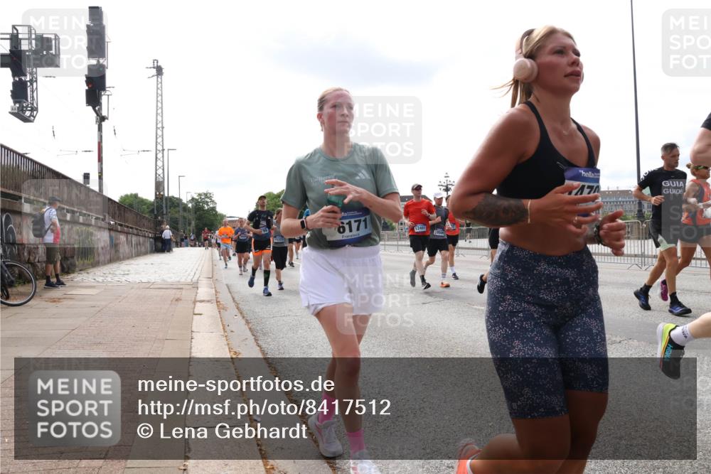 29.06.2025 - hella hamburg halbmarathon Lena Gebhardt http://msf.ph/oto/8417512 29.06.2025 10:17:57 Lombardsbrücke 15322, 6171, 12401, 12401, 0509, 1015, 1159, 1160, 1204, 1268, 1274, 1325, 1458, 1554, 1622, 1641, 1749, 1795, 1982, 2087, 2094, 2147, 2259, 2548, 2634, 2931, 3125, 3138, 3292, 3977, 4218, 4804, 5002, 5004, 5290, 5611, 5733, 6254, 6270, 6336, 6352, 6786, 7094, 7258, 7291, 7413, 7566, 7641, 7649, 7838, 7844, 7882, 7883, 8067, 8128, 8144, 8248, 8607, 8799, 9400, 9539, 9717, 9734, 9798, 9844, 9848, 9964, 10174, 10332, 10509, 10908, 12498 meine-sportfotos.de