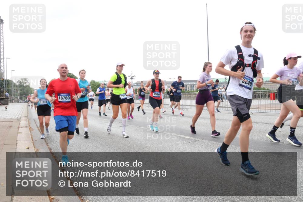 29.06.2025 - hella hamburg halbmarathon Lena Gebhardt http://msf.ph/oto/8417519 29.06.2025 10:51:59 Lombardsbrücke 18780, 11101, 1268, 787, 9590, 3240, 151, 1418, 1978, 1997, 2308, 2593, 2736, 2778, 3038, 3240, 3991, 4087, 4273, 4436, 4598, 4606, 4748, 5062, 5262, 5291, 5534, 5716, 5717, 6007, 6403, 6404, 6406, 6456, 6604, 6885, 6945, 6947, 6954, 6985, 7682, 7691, 7841, 7992, 8125, 8194, 8196, 8250, 8251, 8399, 8621, 9220, 9340, 9368, 9460, 9462, 9590, 9594, 9673, 9730, 10342, 10496, 10521, 10533, 10673, 10693, 10830, 11101, 11126, 11127, 11375, 11875, 12065 meine-sportfotos.de