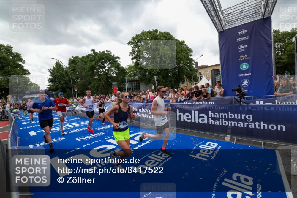 29.06.2025 - hella hamburg halbmarathon Zöllner http://msf.ph/oto/8417522 29.06.2025 10:51:11 Ziel 1366, 4077, 4816, 4967, 6027, 8261, 8508, 8704, 10508, 10603, 10868, 11733, 13073, 15480, 17384, 17530, 17823, 18066 meine-sportfotos.de