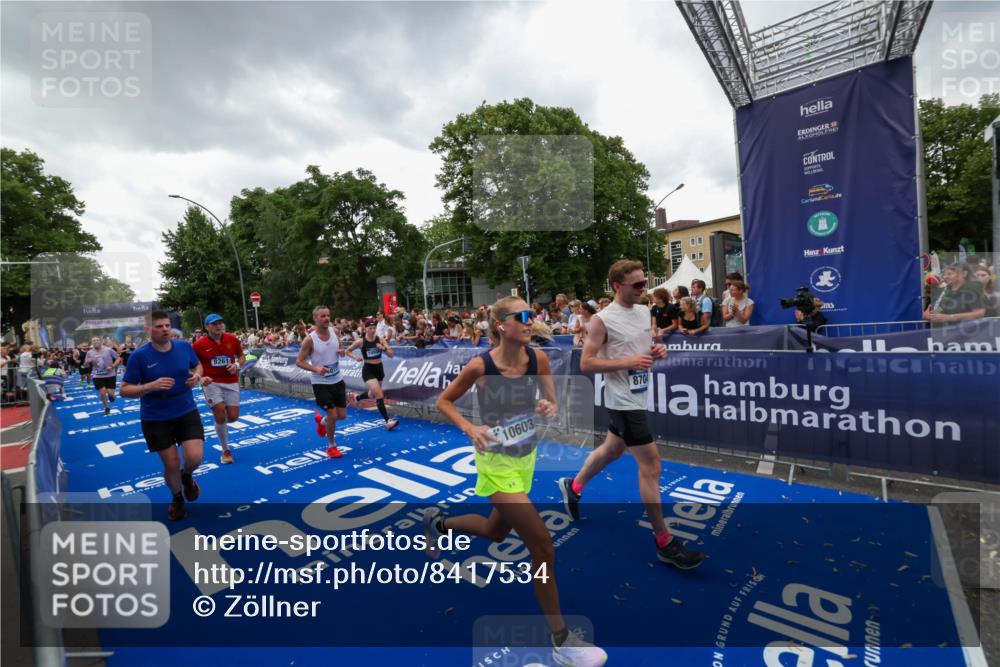 29.06.2025 - hella hamburg halbmarathon Zöllner http://msf.ph/oto/8417534 29.06.2025 10:51:11 Ziel 1366, 4077, 4816, 4967, 6027, 8261, 8508, 8704, 10508, 10603, 10868, 11733, 13073, 15480, 17384, 17530, 17823, 18066 meine-sportfotos.de