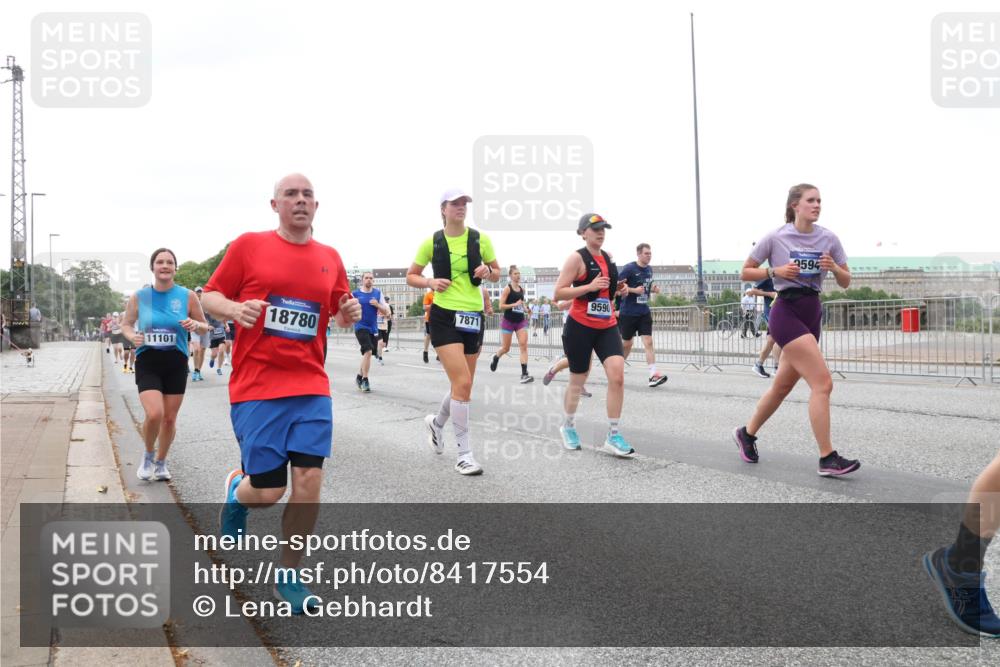 29.06.2025 - hella hamburg halbmarathon Lena Gebhardt http://msf.ph/oto/8417554 29.06.2025 10:52:00 Lombardsbrücke 18780, 11101, 7871, 9590, 9594, 1418, 1978, 2593, 2736, 2778, 3038, 3240, 3991, 4087, 4273, 4436, 4598, 4606, 4748, 5062, 5262, 5291, 5534, 5716, 5717, 6007, 6386, 6403, 6404, 6406, 6456, 6604, 6885, 6945, 6947, 6954, 6985, 7682, 7690, 7691, 7841, 8125, 8194, 8196, 8250, 8251, 8399, 8621, 9220, 9340, 9368, 9460, 9462, 9590, 9594, 9673, 9730, 10342, 10496, 10521, 10533, 10673, 10693, 10830, 11101, 11126, 11127, 11375, 11875, 11899, 11974, 12065 meine-sportfotos.de