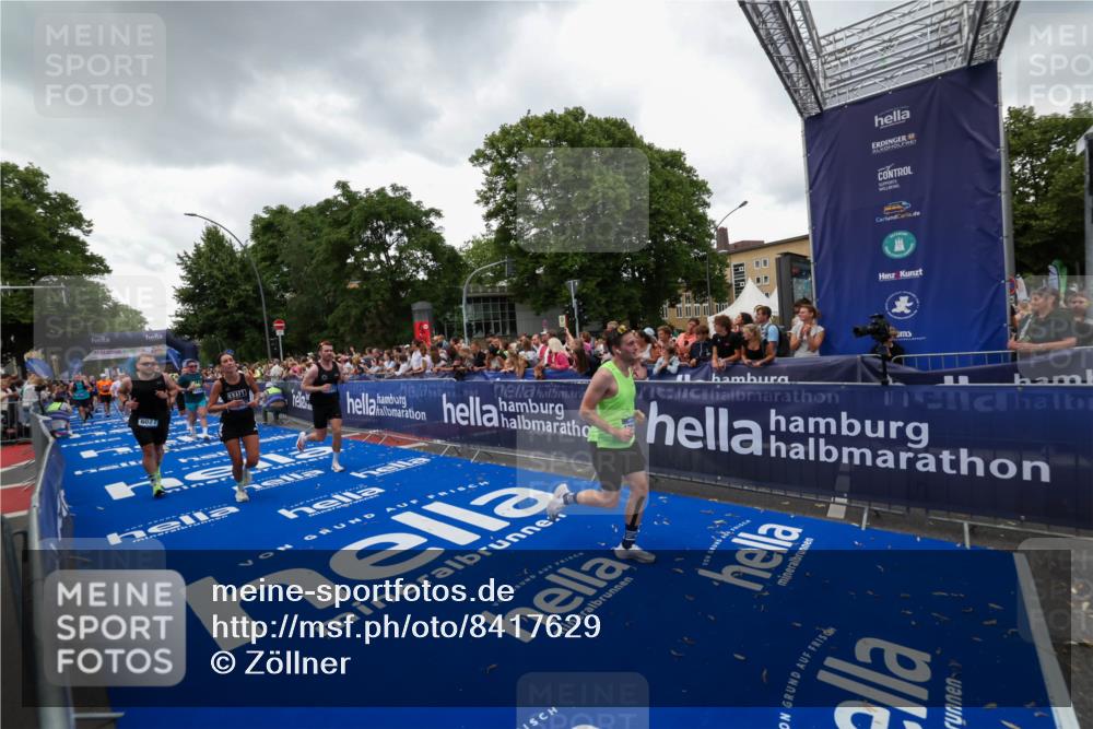 29.06.2025 - hella hamburg halbmarathon Zöllner http://msf.ph/oto/8417629 29.06.2025 10:51:16 Ziel 1366, 1461, 4404, 4967, 5600, 6027, 6657, 8316, 8930, 9476, 10480, 10868, 11512, 11625, 11733, 13073, 15480, 17530, 17823, 18019 meine-sportfotos.de