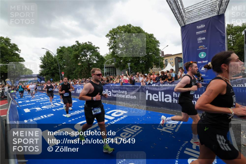 29.06.2025 - hella hamburg halbmarathon Zöllner http://msf.ph/oto/8417649 29.06.2025 10:51:18 Ziel 1461, 1817, 2636, 2718, 4404, 4814, 5600, 6027, 6657, 8316, 8930, 9476, 10480, 10667, 10868, 11512, 11625, 11733, 12016, 13073, 15480, 17530, 18019 meine-sportfotos.de