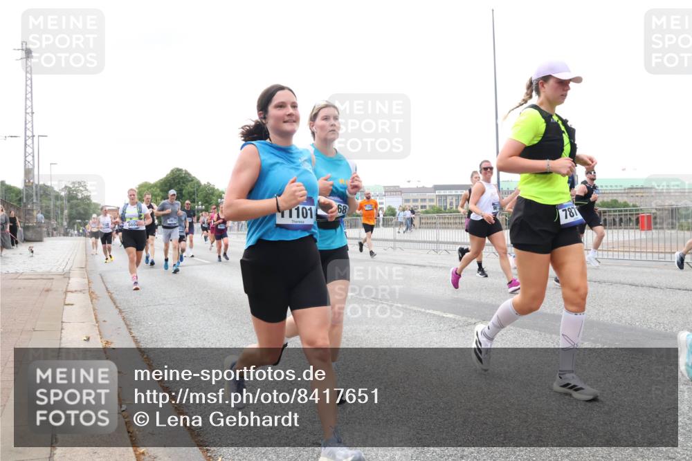 29.06.2025 - hella hamburg halbmarathon Lena Gebhardt http://msf.ph/oto/8417651 29.06.2025 10:52:01 Lombardsbrücke 6604, 10673, 101, 68, 17253, 787, 1418, 1978, 2593, 2736, 2778, 3038, 3240, 3991, 4087, 4273, 4436, 4598, 4606, 4748, 4815, 5062, 5262, 5291, 5534, 5716, 5717, 6007, 6386, 6403, 6404, 6406, 6456, 6604, 6885, 6947, 6954, 6985, 7682, 7690, 7691, 8125, 8194, 8196, 8250, 8251, 8399, 8621, 9220, 9340, 9368, 9460, 9462, 9590, 9594, 9673, 9730, 10342, 10496, 10521, 10533, 10634, 10673, 10693, 10830, 10884, 11101, 11126, 11127, 11375, 11736, 11875, 11899, 11974, 12065 meine-sportfotos.de