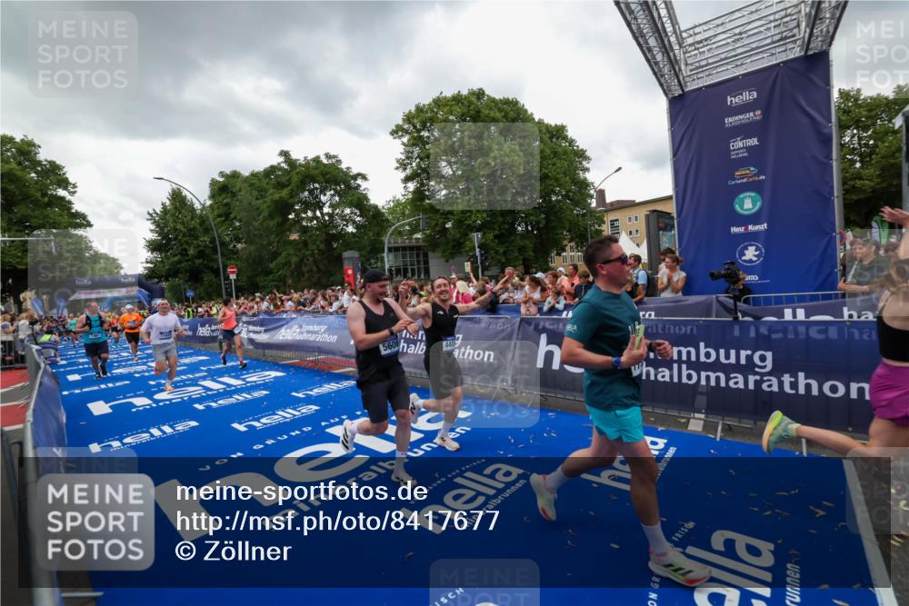 29.06.2025 - hella hamburg halbmarathon Zöllner http://msf.ph/oto/8417677 29.06.2025 10:51:20 Ziel 1461, 1817, 2636, 2718, 4404, 4814, 5600, 6657, 6776, 8316, 8930, 9476, 10480, 10667, 10868, 11512, 11625, 12016, 13047, 14865, 14994, 15480, 17530, 18019 meine-sportfotos.de