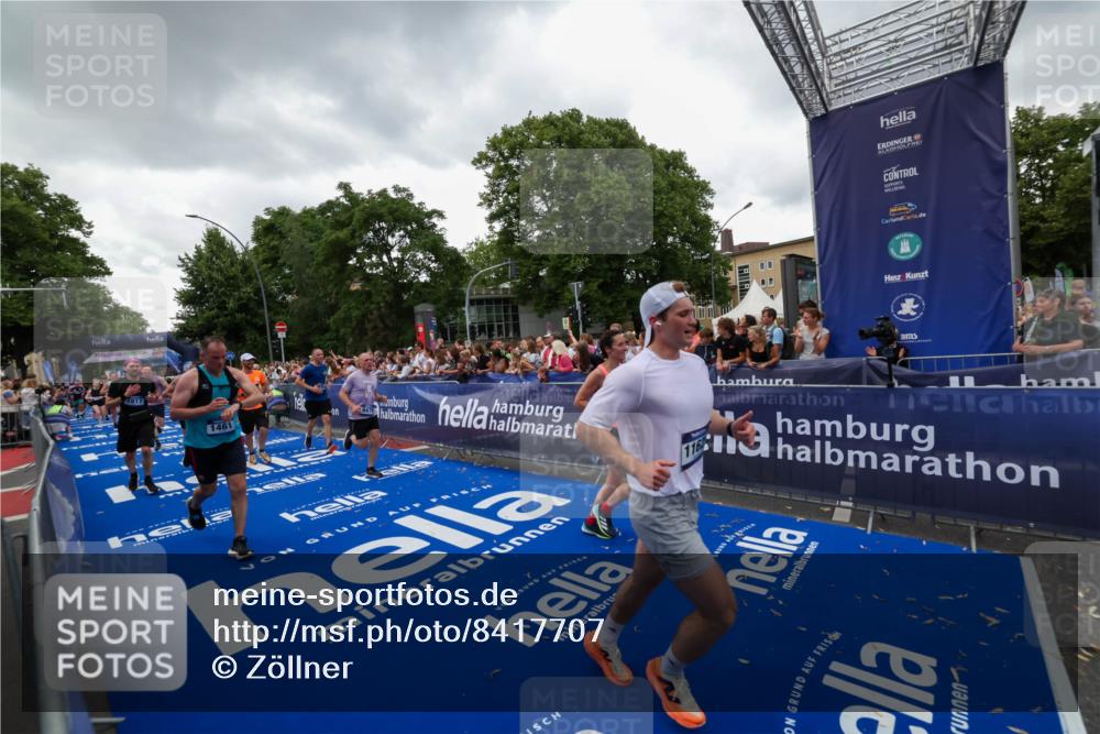 29.06.2025 - hella hamburg halbmarathon Zöllner http://msf.ph/oto/8417707 29.06.2025 10:51:22 Ziel 1461, 1817, 2364, 2636, 2718, 4814, 6657, 6776, 8316, 8930, 8989, 9476, 10480, 10667, 11124, 11512, 11625, 12016, 13047, 14865, 14994, 18019, 18489 meine-sportfotos.de