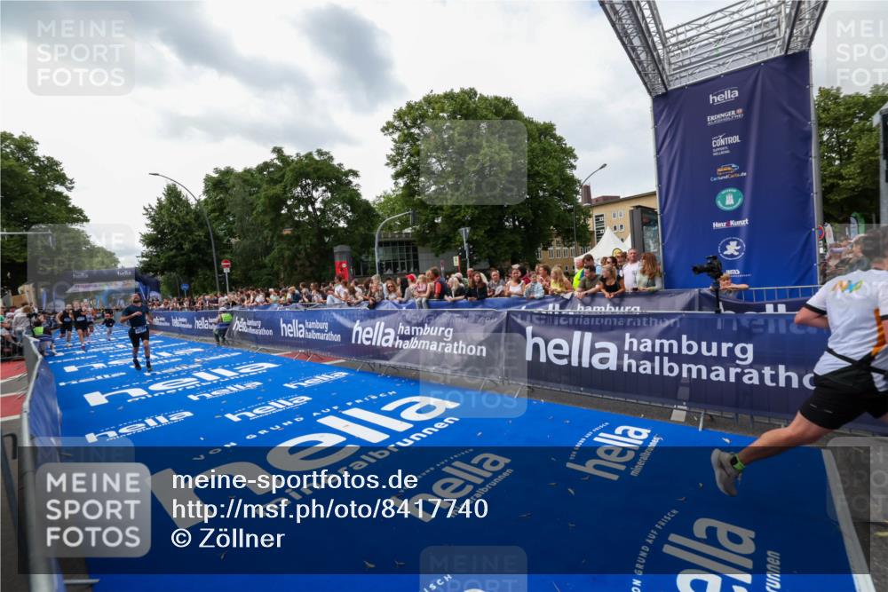 29.06.2025 - hella hamburg halbmarathon Zöllner http://msf.ph/oto/8417740 29.06.2025 10:29:11 Ziel 3043, 8473, 10171, 10351, 16157, 19194 meine-sportfotos.de