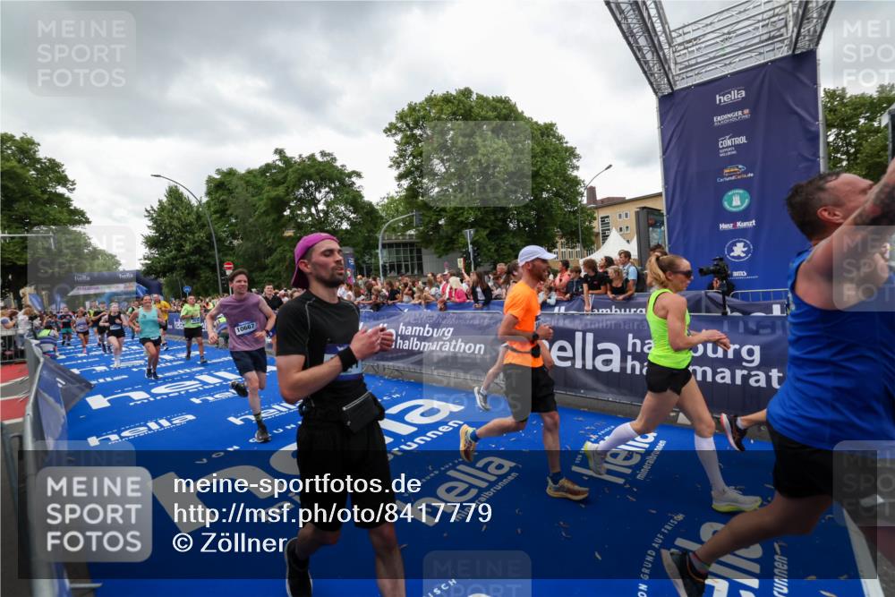 29.06.2025 - hella hamburg halbmarathon Zöllner http://msf.ph/oto/8417779 29.06.2025 10:51:24 Ziel 1461, 1817, 2364, 2411, 2636, 2718, 2946, 4814, 6657, 6776, 8316, 8930, 8989, 9214, 9476, 9656, 10480, 10667, 11124, 12016, 13047, 14865, 14994, 15950, 16357, 18019, 18489 meine-sportfotos.de