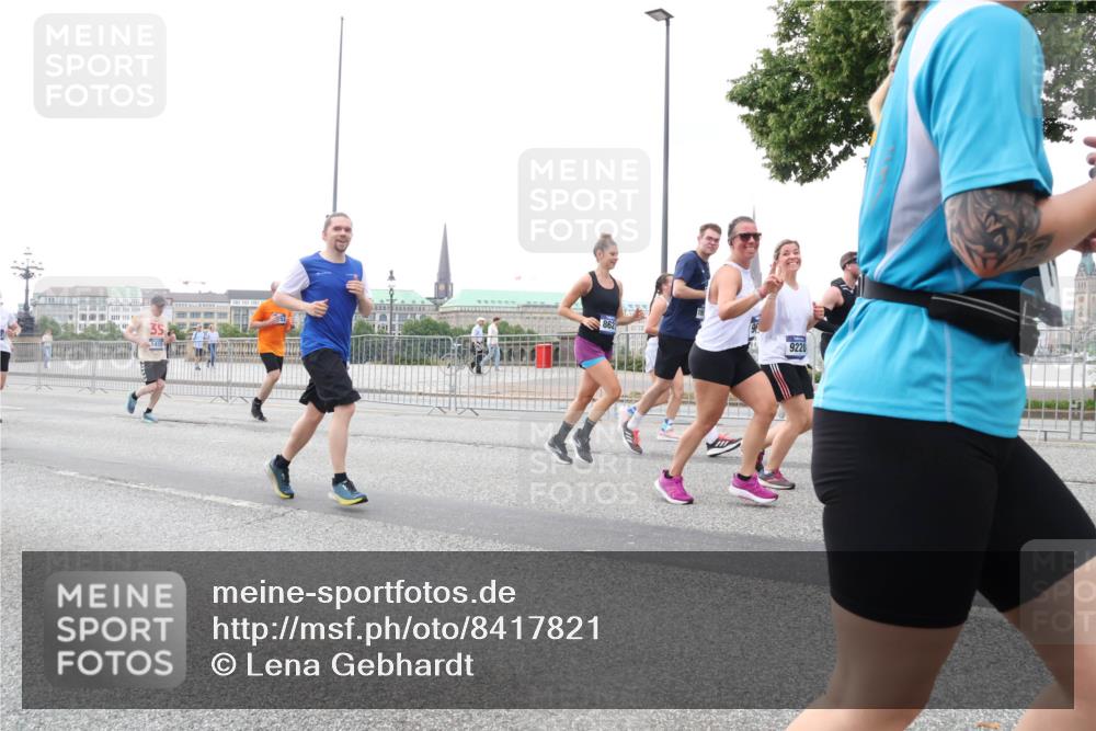 29.06.2025 - hella hamburg halbmarathon Lena Gebhardt http://msf.ph/oto/8417821 29.06.2025 10:52:02 Lombardsbrücke 9220, 1418, 1978, 2593, 3038, 3240, 3991, 4087, 4273, 4436, 4598, 4606, 4748, 4815, 5062, 5262, 5291, 5534, 5716, 5717, 6007, 6386, 6403, 6404, 6406, 6456, 6604, 6885, 6947, 6985, 7682, 7690, 7691, 8125, 8194, 8196, 8250, 8251, 8399, 8621, 9220, 9340, 9368, 9460, 9462, 9590, 9594, 9673, 9730, 10296, 10342, 10521, 10533, 10634, 10673, 10693, 10830, 10884, 11101, 11126, 11127, 11375, 11736, 11875, 11899, 11974, 12065, 12558 meine-sportfotos.de