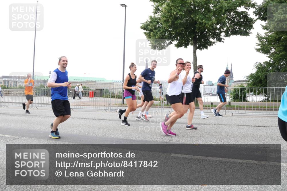 29.06.2025 - hella hamburg halbmarathon Lena Gebhardt http://msf.ph/oto/8417842 29.06.2025 10:52:03 Lombardsbrücke 7253, 108, 1418, 1978, 2593, 3038, 3240, 3991, 4087, 4273, 4436, 4598, 4606, 4815, 5062, 5262, 5291, 5534, 5716, 5717, 6007, 6386, 6403, 6404, 6406, 6456, 6604, 6885, 6947, 6985, 7682, 7690, 7691, 8194, 8196, 8250, 8251, 8399, 8621, 9220, 9340, 9368, 9460, 9462, 9590, 9594, 9673, 9730, 10296, 10342, 10521, 10533, 10634, 10673, 10693, 10830, 10884, 11101, 11126, 11127, 11375, 11736, 11875, 11899, 11974, 12065, 12558 meine-sportfotos.de