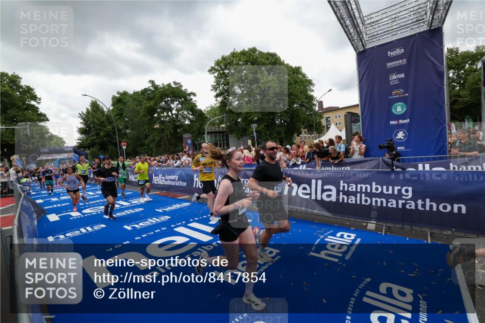 29.06.2025 - hella hamburg halbmarathon Zöllner http://msf.ph/oto/8417854 29.06.2025 10:51:27 Ziel 2364, 2411, 2636, 2718, 2946, 4814, 5820, 6776, 8989, 9214, 9656, 11124, 11422, 13047, 13792, 14865, 14994, 15871, 15950, 16357, 17131, 18489 meine-sportfotos.de