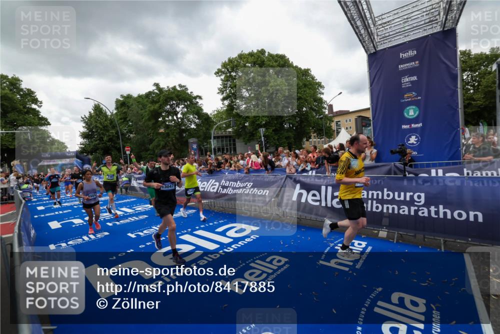 29.06.2025 - hella hamburg halbmarathon Zöllner http://msf.ph/oto/8417885 29.06.2025 10:51:28 Ziel 2364, 2411, 2946, 5820, 6776, 7943, 8989, 9214, 9656, 11124, 11422, 13047, 13792, 14865, 14994, 15871, 15950, 16357, 17131, 18489 meine-sportfotos.de