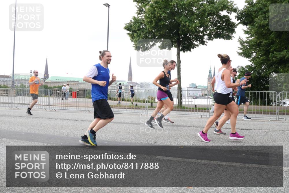 29.06.2025 - hella hamburg halbmarathon Lena Gebhardt http://msf.ph/oto/8417888 29.06.2025 10:52:03 Lombardsbrücke 1418, 1978, 2593, 3038, 3240, 3991, 4087, 4273, 4436, 4598, 4606, 4815, 5062, 5262, 5291, 5534, 5716, 5717, 6007, 6386, 6403, 6404, 6406, 6456, 6604, 6885, 6947, 6985, 7682, 7690, 7691, 8194, 8196, 8250, 8251, 8399, 8621, 9220, 9340, 9368, 9460, 9462, 9590, 9594, 9673, 9730, 10296, 10342, 10521, 10533, 10634, 10673, 10693, 10830, 10884, 11101, 11126, 11127, 11375, 11736, 11875, 11899, 11974, 12065, 12558 meine-sportfotos.de
