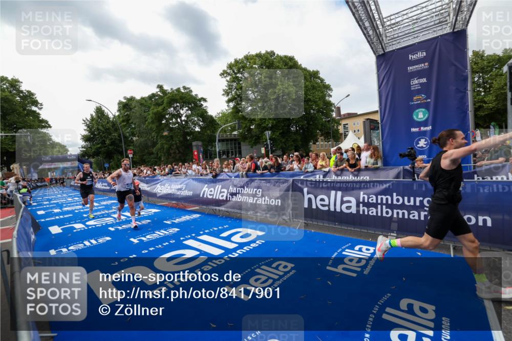 29.06.2025 - hella hamburg halbmarathon Zöllner http://msf.ph/oto/8417901 29.06.2025 10:29:15 Ziel 3043, 8473, 10171, 19194 meine-sportfotos.de