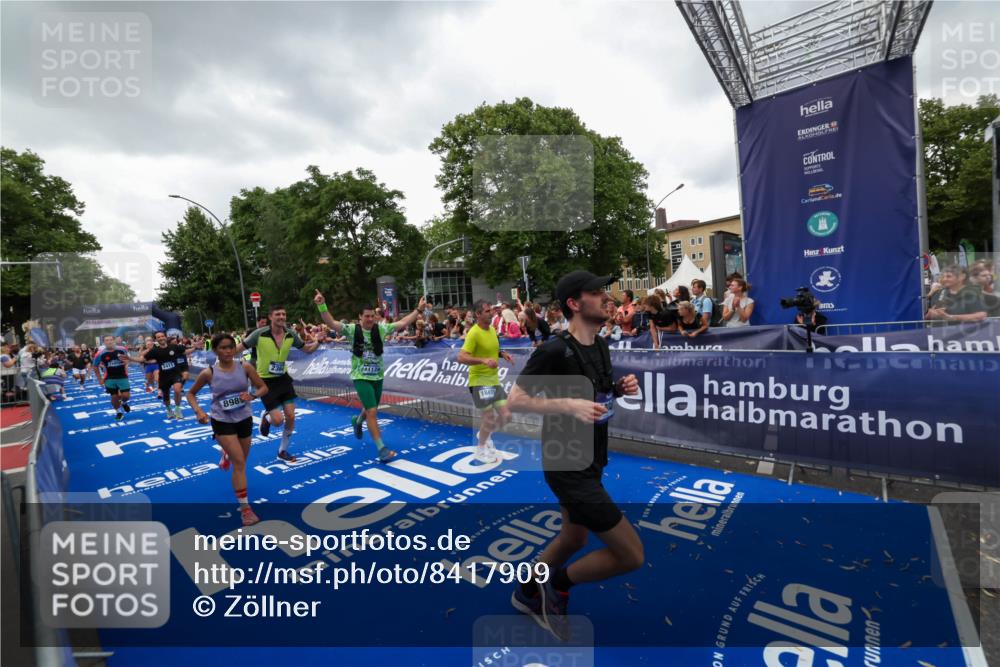 29.06.2025 - hella hamburg halbmarathon Zöllner http://msf.ph/oto/8417909 29.06.2025 10:51:29 Ziel 2364, 2411, 2946, 5820, 7943, 8989, 9214, 9656, 11124, 11422, 13047, 13403, 13792, 14994, 15871, 15950, 16357, 17131, 18489 meine-sportfotos.de