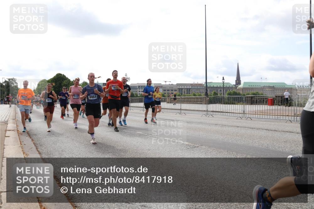 29.06.2025 - hella hamburg halbmarathon Lena Gebhardt http://msf.ph/oto/8417918 29.06.2025 10:18:01 Lombardsbrücke 136, 2931, 5733, 9964, 5611, 16, 12752, 1015, 1159, 1160, 1204, 1268, 1274, 1325, 1458, 1554, 1622, 1641, 1749, 1795, 1982, 2087, 2094, 2147, 2259, 2548, 2634, 2931, 3125, 3138, 3292, 3321, 3482, 3977, 4218, 4710, 4738, 4804, 5002, 5004, 5290, 5611, 5733, 6254, 6270, 6336, 6352, 6786, 7094, 7258, 7413, 7641, 7649, 7838, 7882, 7883, 8067, 8128, 8144, 8248, 8607, 8799, 9400, 9539, 9717, 9734, 9798, 9844, 9848, 9964, 10174, 10332, 10509, 10908, 12498 meine-sportfotos.de