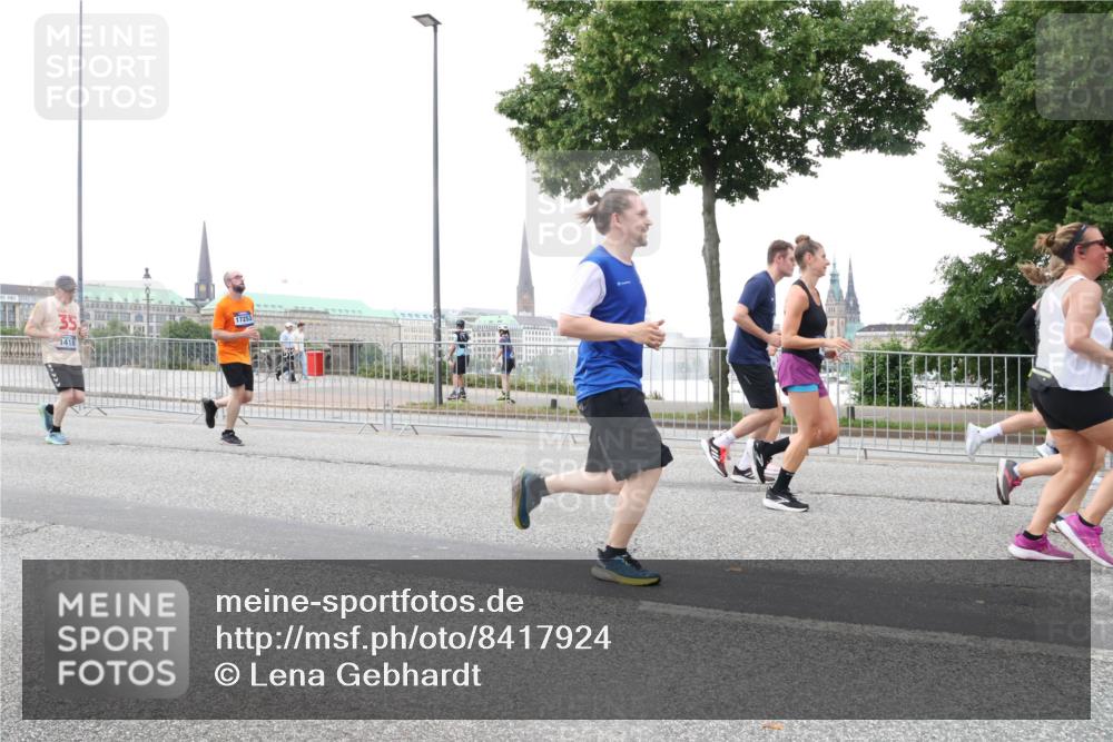 29.06.2025 - hella hamburg halbmarathon Lena Gebhardt http://msf.ph/oto/8417924 29.06.2025 10:52:03 Lombardsbrücke 35, 1418, 17253, 1418, 1978, 2593, 3038, 3240, 3991, 4087, 4273, 4436, 4598, 4606, 4815, 5062, 5262, 5291, 5534, 5716, 5717, 6007, 6386, 6403, 6404, 6406, 6456, 6604, 6885, 6947, 6985, 7682, 7690, 7691, 8194, 8196, 8250, 8251, 8399, 8621, 9220, 9340, 9368, 9460, 9462, 9590, 9594, 9673, 9730, 10296, 10342, 10521, 10533, 10634, 10673, 10693, 10830, 10884, 11101, 11126, 11127, 11375, 11736, 11875, 11899, 11974, 12065, 12558 meine-sportfotos.de