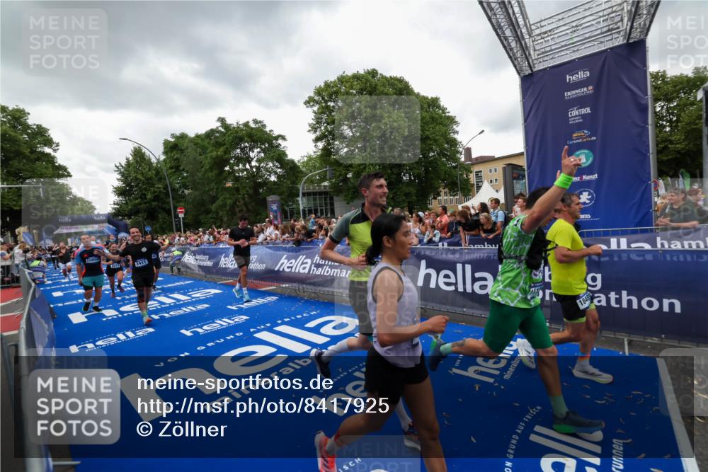 29.06.2025 - hella hamburg halbmarathon Zöllner http://msf.ph/oto/8417925 29.06.2025 10:51:30 Ziel 1335, 2364, 2411, 2946, 5820, 7943, 8989, 9214, 9656, 11124, 11422, 13403, 13792, 15871, 15950, 16357, 17131, 18489 meine-sportfotos.de