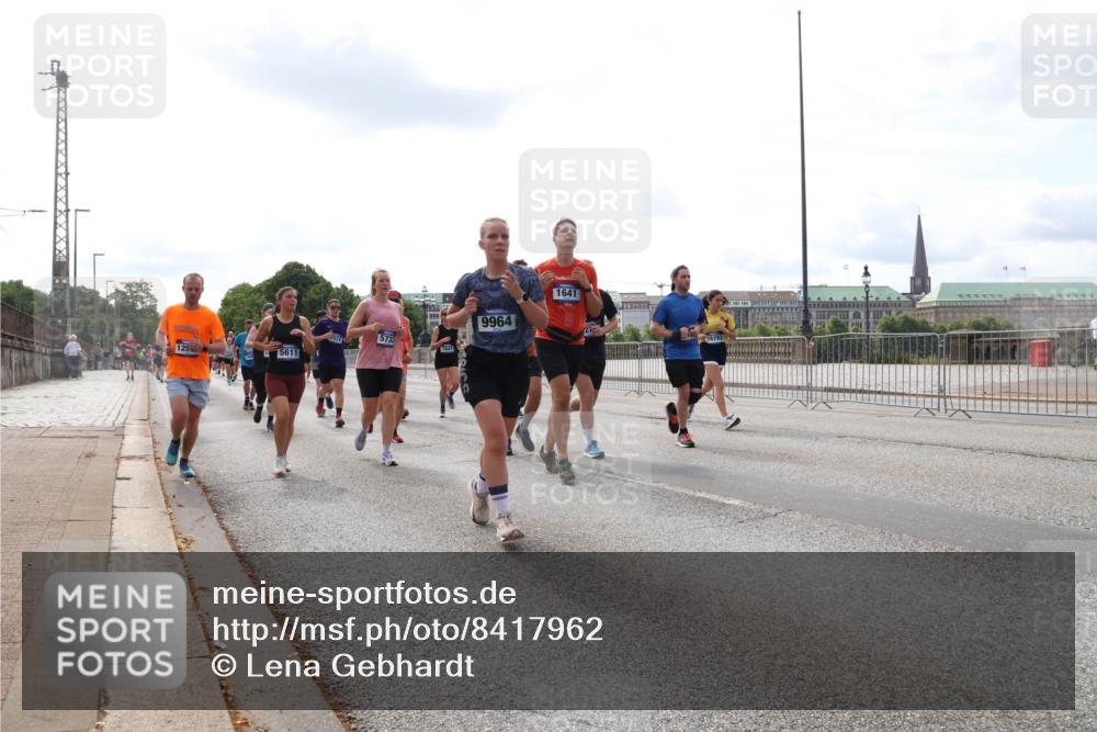 29.06.2025 - hella hamburg halbmarathon Lena Gebhardt http://msf.ph/oto/8417962 29.06.2025 10:18:01 Lombardsbrücke 5733, 5611, 7641, 9964, 1641, 1015, 1159, 1160, 1204, 1268, 1274, 1325, 1458, 1554, 1622, 1641, 1749, 1795, 1982, 2087, 2094, 2147, 2259, 2548, 2634, 2931, 3125, 3138, 3292, 3321, 3482, 3977, 4218, 4710, 4738, 4804, 5002, 5004, 5290, 5611, 5733, 6254, 6270, 6336, 6352, 6786, 7094, 7258, 7413, 7641, 7649, 7838, 7882, 7883, 8067, 8128, 8144, 8248, 8607, 8799, 9400, 9539, 9717, 9734, 9798, 9844, 9848, 9964, 10174, 10332, 10509, 10908, 12498 meine-sportfotos.de