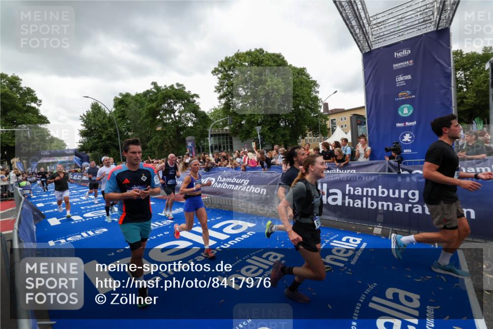 29.06.2025 - hella hamburg halbmarathon Zöllner http://msf.ph/oto/8417976 29.06.2025 10:51:32 Ziel 1335, 2411, 2946, 5820, 7943, 9214, 9656, 10691, 11422, 13403, 13792, 15871, 15950, 16357, 17131 meine-sportfotos.de