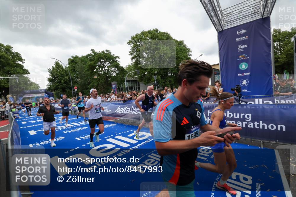 29.06.2025 - hella hamburg halbmarathon Zöllner http://msf.ph/oto/8417993 29.06.2025 10:51:33 Ziel 1335, 2946, 5820, 7943, 9656, 10691, 11422, 13403, 13792, 15871, 15950, 17131 meine-sportfotos.de