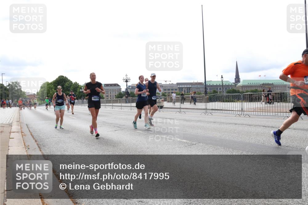 29.06.2025 - hella hamburg halbmarathon Lena Gebhardt http://msf.ph/oto/8417995 29.06.2025 10:27:04 Lombardsbrücke 17, 18978, 54, 1530, 1793, 1973, 2045, 2306, 2643, 2775, 4358, 4507, 4509, 5494, 5495, 5707, 5825, 6259, 6625, 6637, 7069, 7234, 7314, 7944, 8056, 8079, 8281, 9186, 9349, 10077, 10465, 11110, 11270, 11740, 11766, 12071, 13462, 14020, 14021, 15027, 15108, 15641, 15878, 16479, 16788, 17049, 17300, 17445, 17675, 18074, 18516, 18962, 18976, 18978 meine-sportfotos.de