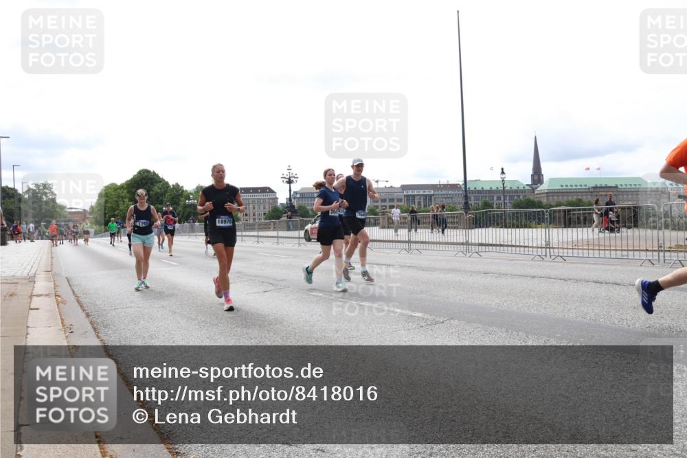 29.06.2025 - hella hamburg halbmarathon Lena Gebhardt http://msf.ph/oto/8418016 29.06.2025 10:27:04 Lombardsbrücke 18978, 1530, 1793, 1973, 2045, 2306, 2643, 2775, 4358, 4507, 4509, 5494, 5495, 5707, 5825, 6259, 6625, 6637, 7069, 7234, 7314, 7944, 8056, 8079, 8281, 9186, 9349, 10077, 10465, 11110, 11270, 11740, 11766, 12071, 13462, 14020, 14021, 15027, 15108, 15641, 15878, 16479, 16788, 17049, 17300, 17445, 17675, 18074, 18516, 18962, 18976, 18978 meine-sportfotos.de