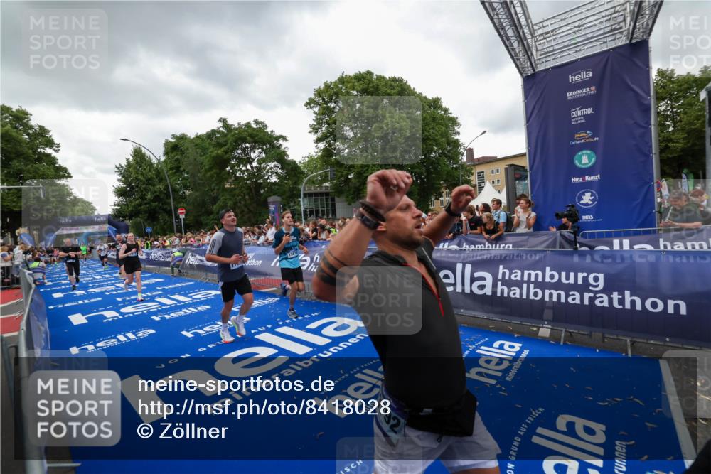 29.06.2025 - hella hamburg halbmarathon Zöllner http://msf.ph/oto/8418028 29.06.2025 10:51:34 Ziel 1335, 5820, 7943, 10691, 11422, 13403, 13792, 15871, 17131 meine-sportfotos.de