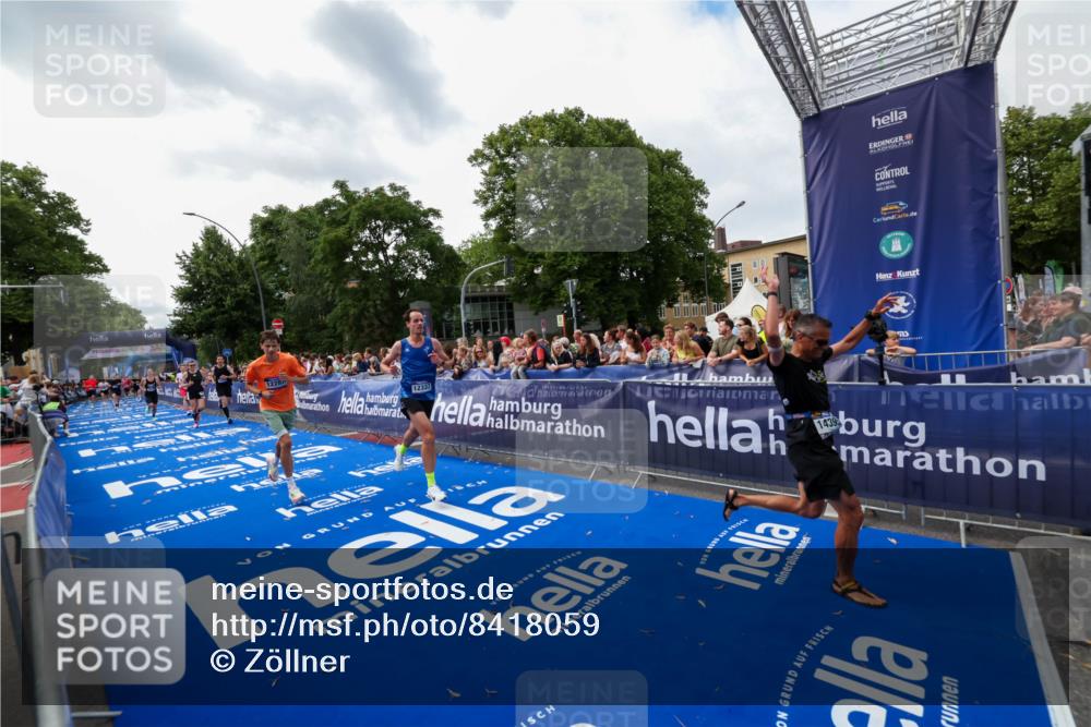 29.06.2025 - hella hamburg halbmarathon Zöllner http://msf.ph/oto/8418059 29.06.2025 10:29:24 Ziel 2075, 8975, 9571, 12287, 12337, 13838, 14164, 14395, 15880, 18737, 19203 meine-sportfotos.de