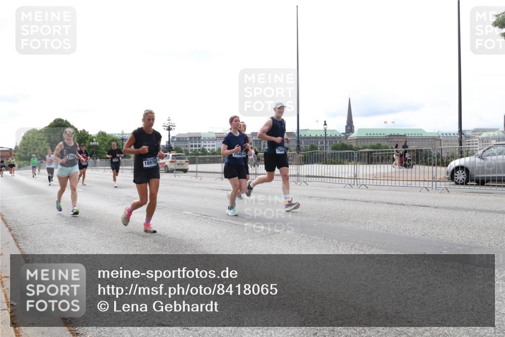 29.06.2025 - hella hamburg halbmarathon Lena Gebhardt http://msf.ph/oto/8418065 29.06.2025 10:27:05 Lombardsbrücke 179, 8281, 2045, 49, 18978, 7049, 1530, 1793, 1973, 2045, 2306, 2643, 2775, 4358, 4507, 4509, 5494, 5495, 5707, 5825, 6259, 6625, 6637, 7069, 7234, 7314, 7944, 8056, 8079, 8281, 9186, 9349, 10077, 10465, 11110, 11270, 11740, 11766, 12071, 13462, 14020, 14021, 15027, 15108, 15641, 15878, 16479, 16788, 17049, 17300, 17445, 17675, 18074, 18516, 18962, 18976, 18978 meine-sportfotos.de