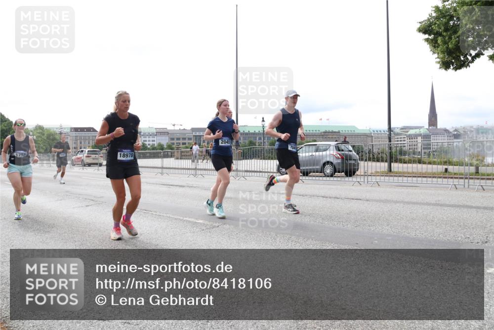 29.06.2025 - hella hamburg halbmarathon Lena Gebhardt http://msf.ph/oto/8418106 29.06.2025 10:27:05 Lombardsbrücke 18978, 2045, 7049, 1530, 1793, 1973, 2045, 2306, 2643, 2775, 4358, 4507, 4509, 5494, 5495, 5707, 5825, 6259, 6625, 6637, 7069, 7234, 7314, 7944, 8056, 8079, 8281, 9186, 9349, 10077, 10465, 11110, 11270, 11740, 11766, 12071, 13462, 14020, 14021, 15027, 15108, 15641, 15878, 16479, 16788, 17049, 17300, 17445, 17675, 18074, 18516, 18962, 18976, 18978 meine-sportfotos.de