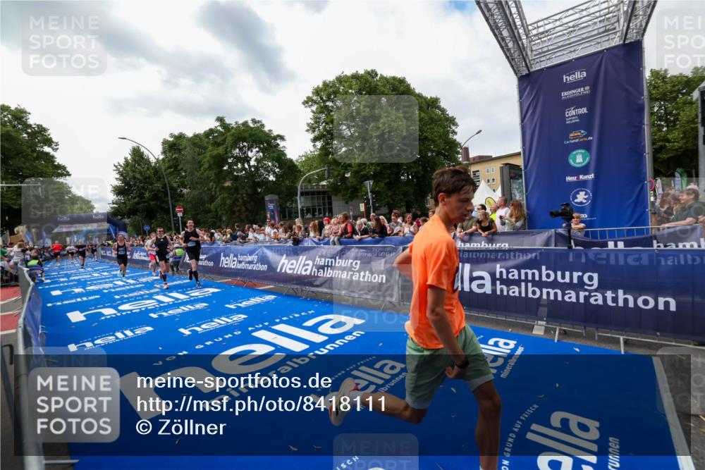 29.06.2025 - hella hamburg halbmarathon Zöllner http://msf.ph/oto/8418111 29.06.2025 10:29:25 Ziel 2075, 8975, 9571, 10156, 12234, 12287, 12337, 13838, 14164, 14395, 15880, 18737, 19203 meine-sportfotos.de