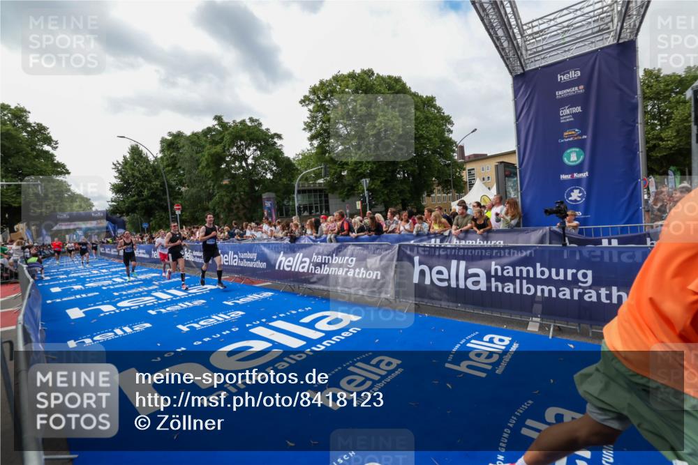 29.06.2025 - hella hamburg halbmarathon Zöllner http://msf.ph/oto/8418123 29.06.2025 10:29:26 Ziel 2075, 8975, 9571, 10156, 12234, 12287, 13838, 14164, 15880, 16118, 18737, 19203 meine-sportfotos.de