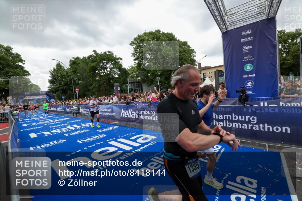 29.06.2025 - hella hamburg halbmarathon Zöllner http://msf.ph/oto/8418144 29.06.2025 10:51:38 Ziel 1335, 5008, 10691, 13327, 13403, 14012, 19007, 19020 meine-sportfotos.de