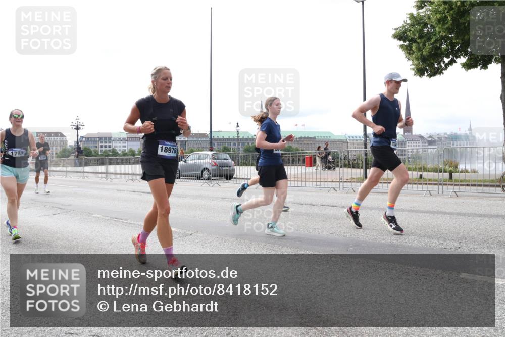 29.06.2025 - hella hamburg halbmarathon Lena Gebhardt http://msf.ph/oto/8418152 29.06.2025 10:27:06 Lombardsbrücke 1793, 8281, 18978, 1530, 1793, 1973, 2045, 2306, 2643, 2775, 4358, 4507, 4509, 5494, 5495, 5707, 5825, 6259, 6625, 6637, 7069, 7234, 7314, 7944, 8056, 8079, 8281, 9186, 9349, 10077, 10465, 11110, 11270, 11740, 11766, 12071, 13462, 14020, 14021, 15027, 15108, 15641, 15878, 16479, 16788, 17049, 17300, 17445, 17675, 18074, 18097, 18516, 18962, 18976, 18978 meine-sportfotos.de
