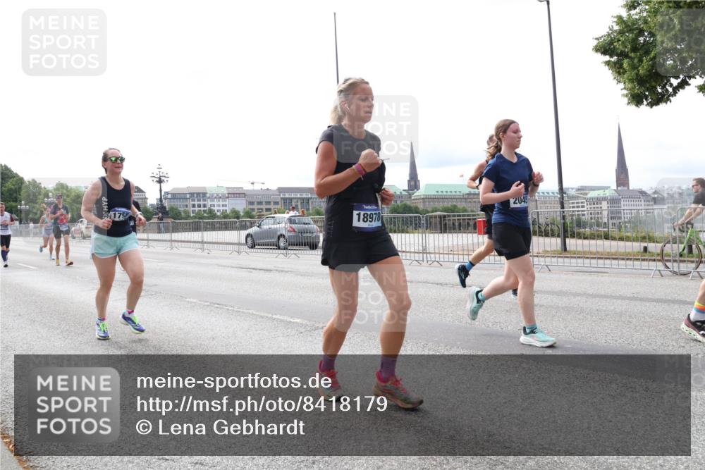 29.06.2025 - hella hamburg halbmarathon Lena Gebhardt http://msf.ph/oto/8418179 29.06.2025 10:27:06 Lombardsbrücke 2045, 18978, 1793, 1530, 1793, 1973, 2045, 2306, 2643, 2775, 4358, 4507, 4509, 5494, 5495, 5707, 5825, 6259, 6625, 6637, 7069, 7234, 7314, 7944, 8056, 8079, 8281, 9186, 9349, 10077, 10465, 11110, 11270, 11740, 11766, 12071, 13462, 14020, 14021, 15027, 15108, 15641, 15878, 16479, 16788, 17049, 17300, 17445, 17675, 18074, 18097, 18516, 18962, 18976, 18978 meine-sportfotos.de