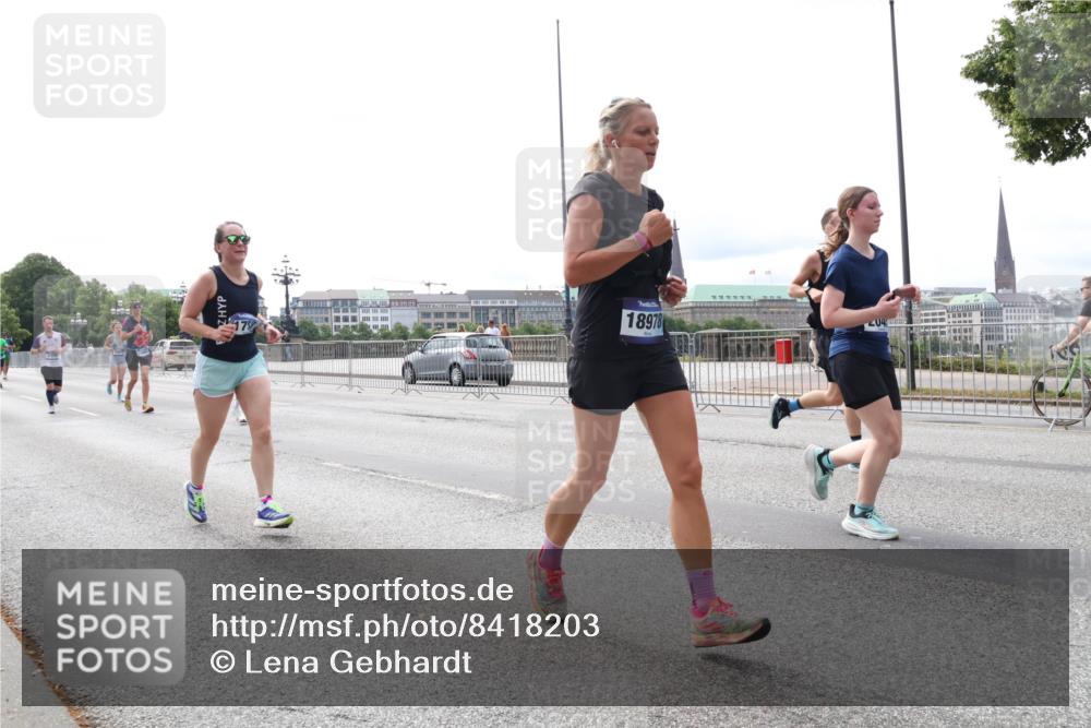 29.06.2025 - hella hamburg halbmarathon Lena Gebhardt http://msf.ph/oto/8418203 29.06.2025 10:27:06 Lombardsbrücke 17, 18978, 04, 1530, 1793, 1973, 2045, 2306, 2643, 2775, 4358, 4507, 4509, 5494, 5495, 5707, 5825, 6259, 6625, 6637, 7069, 7234, 7314, 7944, 8056, 8079, 8281, 9186, 9349, 10077, 10465, 11110, 11270, 11740, 11766, 12071, 13462, 14020, 14021, 15027, 15108, 15641, 15878, 16479, 16788, 17049, 17300, 17445, 17675, 18074, 18097, 18516, 18962, 18976, 18978 meine-sportfotos.de