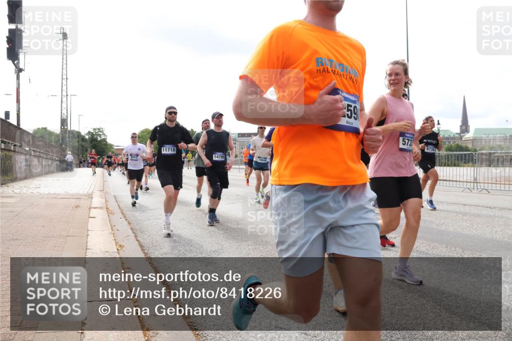 29.06.2025 - hella hamburg halbmarathon Lena Gebhardt http://msf.ph/oto/8418226 29.06.2025 10:18:04 Lombardsbrücke 9717, 11718, 14795, 59, 573, 9734, 1015, 1159, 1160, 1268, 1274, 1325, 1458, 1554, 1622, 1641, 1749, 1795, 1982, 2087, 2094, 2147, 2335, 2548, 2634, 2931, 3125, 3138, 3292, 3321, 3482, 3977, 4218, 4710, 4738, 4804, 5002, 5004, 5290, 5611, 5733, 6254, 6270, 6336, 6352, 7094, 7258, 7413, 7641, 7649, 7838, 7882, 7883, 8067, 8128, 8144, 8248, 8607, 8799, 9400, 9539, 9717, 9734, 9798, 9834, 9844, 9964, 10174, 10332, 10509, 10908, 12498 meine-sportfotos.de