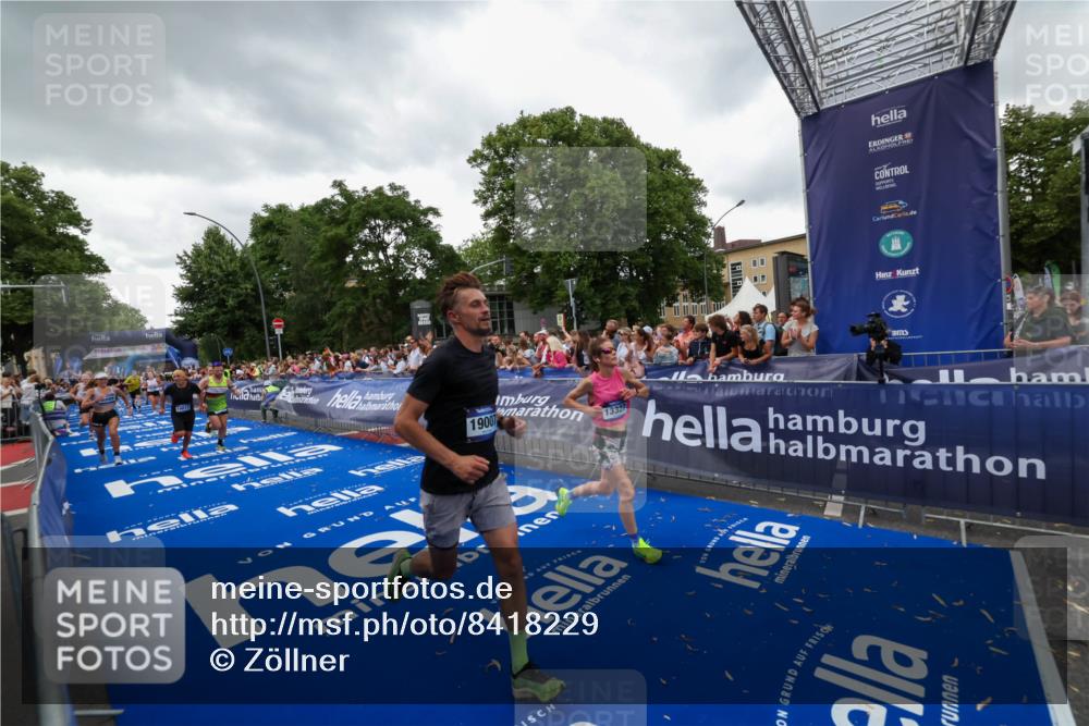 29.06.2025 - hella hamburg halbmarathon Zöllner http://msf.ph/oto/8418229 29.06.2025 10:51:44 Ziel 5008, 6286, 13327, 14012, 14458, 15496, 15831, 15899, 19007, 19020 meine-sportfotos.de