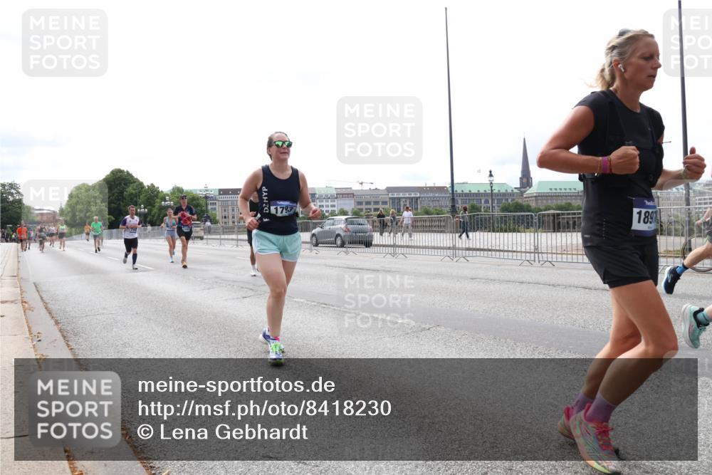 29.06.2025 - hella hamburg halbmarathon Lena Gebhardt http://msf.ph/oto/8418230 29.06.2025 10:27:06 Lombardsbrücke 1530, 1793, 1973, 2045, 2306, 2643, 2775, 4358, 4507, 4509, 5494, 5495, 5707, 5825, 6259, 6625, 6637, 7069, 7234, 7314, 7944, 8056, 8079, 8281, 9186, 9349, 10077, 10465, 11110, 11270, 11740, 11766, 12071, 13462, 14020, 14021, 15027, 15108, 15641, 15878, 16479, 16788, 17049, 17300, 17445, 17675, 18074, 18097, 18516, 18962, 18976, 18978 meine-sportfotos.de