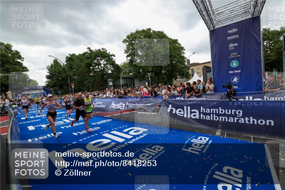 29.06.2025 - hella hamburg halbmarathon Zöllner http://msf.ph/oto/8418253 29.06.2025 10:51:45 Ziel 6286, 7224, 8819, 13327, 14012, 14458, 15496, 15727, 15831, 15899, 17682, 19020, 19053 meine-sportfotos.de