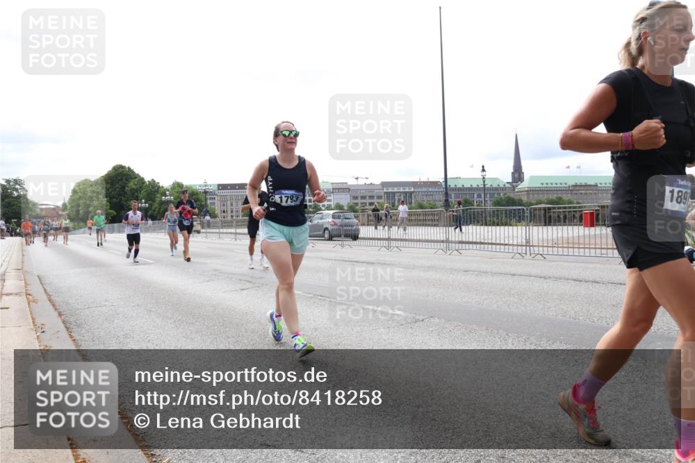 29.06.2025 - hella hamburg halbmarathon Lena Gebhardt http://msf.ph/oto/8418258 29.06.2025 10:27:07 Lombardsbrücke 1793, 189, 1530, 1793, 1973, 2045, 2306, 2643, 2775, 4358, 4507, 4509, 5494, 5495, 5707, 5825, 6259, 6625, 6637, 7069, 7234, 7314, 7944, 8056, 8281, 9186, 9349, 10077, 10465, 11110, 11270, 11740, 11766, 12071, 13462, 14020, 14021, 15027, 15108, 15641, 15878, 16479, 16788, 17049, 17300, 17445, 17675, 18074, 18097, 18516, 18962, 18976, 18978 meine-sportfotos.de