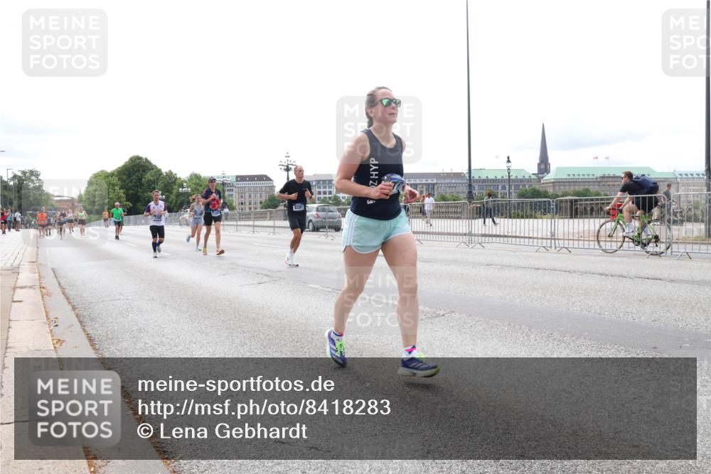 29.06.2025 - hella hamburg halbmarathon Lena Gebhardt http://msf.ph/oto/8418283 29.06.2025 10:27:07 Lombardsbrücke 1530, 1793, 1973, 2045, 2306, 2643, 2775, 4358, 4507, 4509, 5494, 5495, 5707, 5825, 6259, 6625, 6637, 7069, 7234, 7314, 7944, 8056, 8281, 9186, 9349, 10077, 10465, 11110, 11270, 11740, 11766, 12071, 13462, 14020, 14021, 15027, 15108, 15641, 15878, 16479, 16788, 17049, 17300, 17445, 17675, 18074, 18097, 18516, 18962, 18976, 18978 meine-sportfotos.de