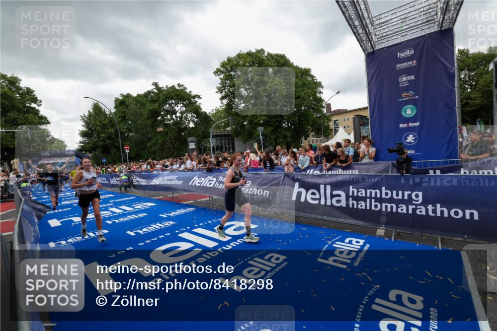 29.06.2025 - hella hamburg halbmarathon Zöllner http://msf.ph/oto/8418298 29.06.2025 10:51:47 Ziel 2396, 6286, 7224, 8710, 8819, 12224, 14012, 14458, 15496, 15727, 15831, 15899, 16907, 17682, 19020, 19053 meine-sportfotos.de