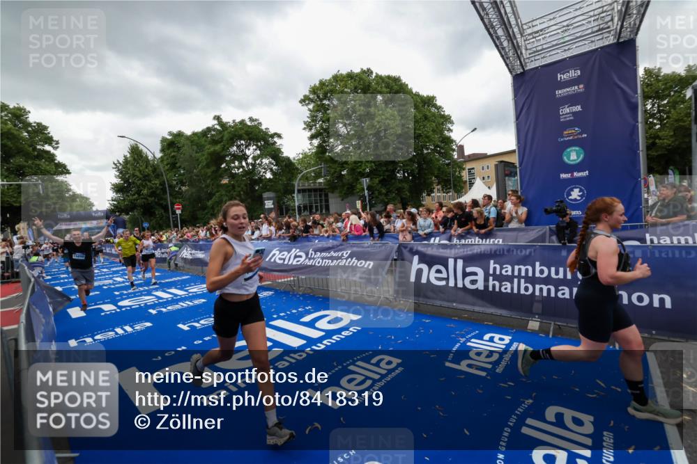 29.06.2025 - hella hamburg halbmarathon Zöllner http://msf.ph/oto/8418319 29.06.2025 10:51:48 Ziel 2396, 6286, 7224, 8710, 8819, 12224, 14458, 15427, 15496, 15727, 15831, 15899, 16907, 17682, 19053 meine-sportfotos.de
