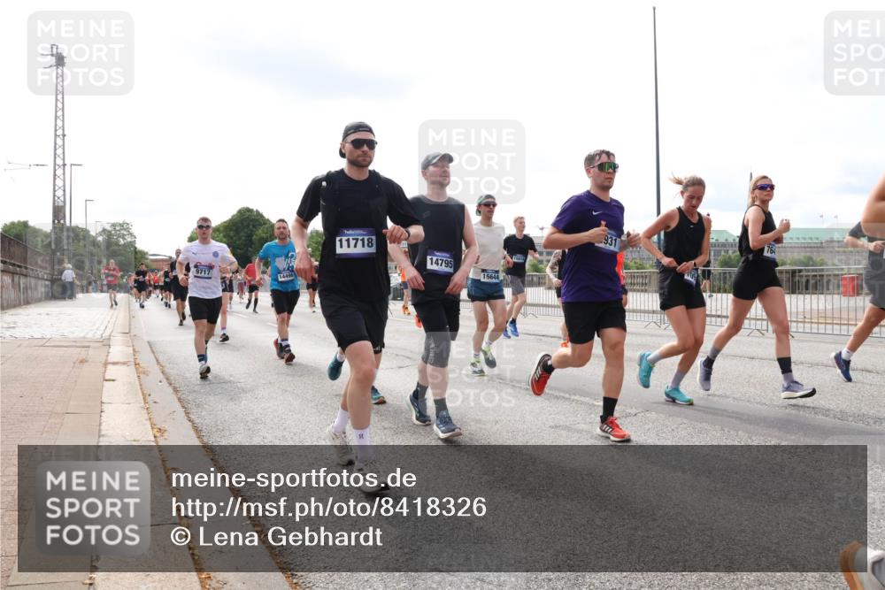 29.06.2025 - hella hamburg halbmarathon Lena Gebhardt http://msf.ph/oto/8418326 29.06.2025 10:18:04 Lombardsbrücke 9717, 14496, 11718, 14795, 16644, 931, 764, 1015, 1159, 1160, 1268, 1274, 1325, 1458, 1554, 1622, 1641, 1749, 1795, 1982, 2087, 2094, 2147, 2335, 2548, 2634, 2931, 3125, 3138, 3292, 3321, 3482, 3977, 4218, 4710, 4738, 4804, 5002, 5004, 5290, 5611, 5733, 6254, 6270, 6336, 6352, 7094, 7258, 7413, 7641, 7649, 7838, 7882, 7883, 8067, 8128, 8144, 8248, 8607, 8799, 9400, 9539, 9717, 9734, 9798, 9834, 9844, 9964, 10174, 10332, 10509, 10908, 12498 meine-sportfotos.de