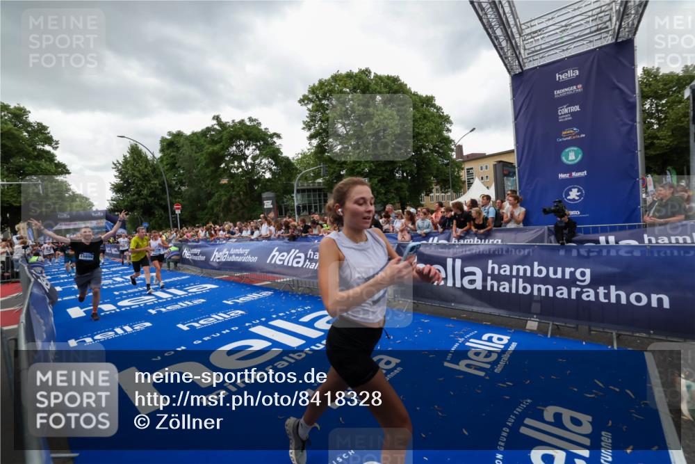 29.06.2025 - hella hamburg halbmarathon Zöllner http://msf.ph/oto/8418328 29.06.2025 10:51:48 Ziel 2396, 6286, 7224, 8710, 8819, 12224, 14458, 15427, 15496, 15727, 15831, 15899, 16907, 17682, 19053 meine-sportfotos.de